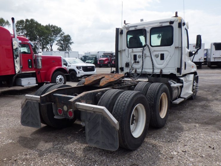 2013-freightliner-cascadia-125-image-9