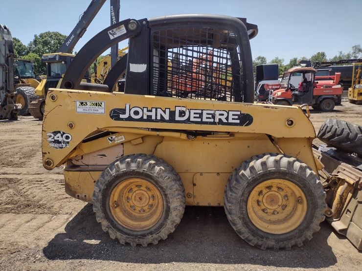 john-deere-240-image-18