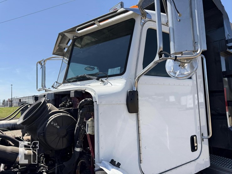 2005-peterbilt-335-image-29