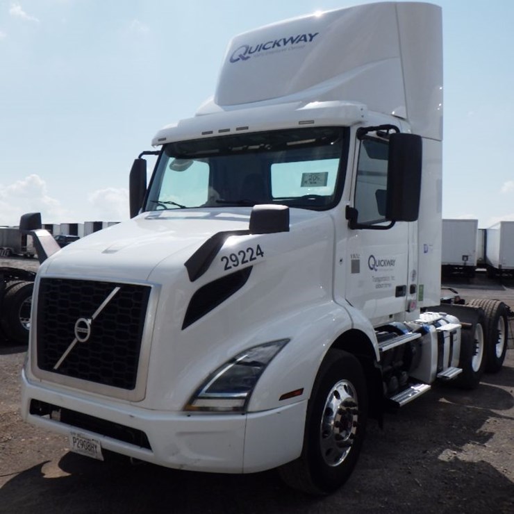 2019 VOLVO VNR300