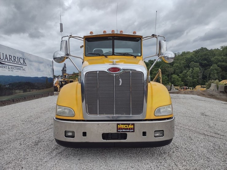 peterbilt-384-image-2
