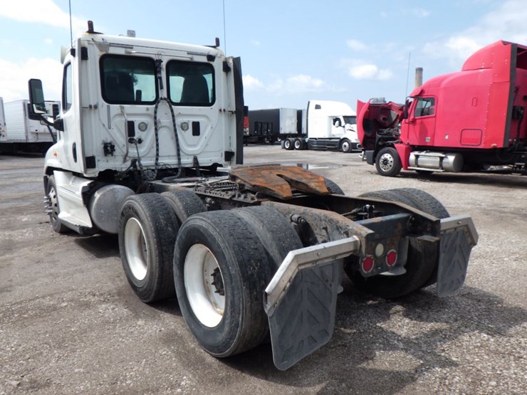 2013-freightliner-cascadia-125-image-13