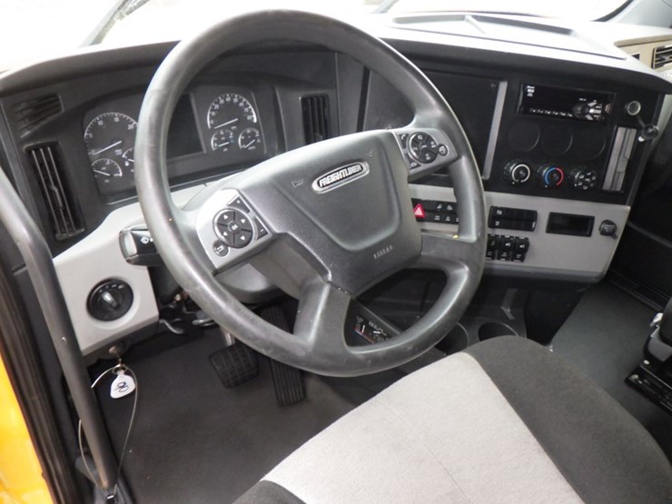 2022-freightliner-cascadia-126-image-18