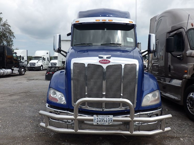 2017-peterbilt-579-image-2
