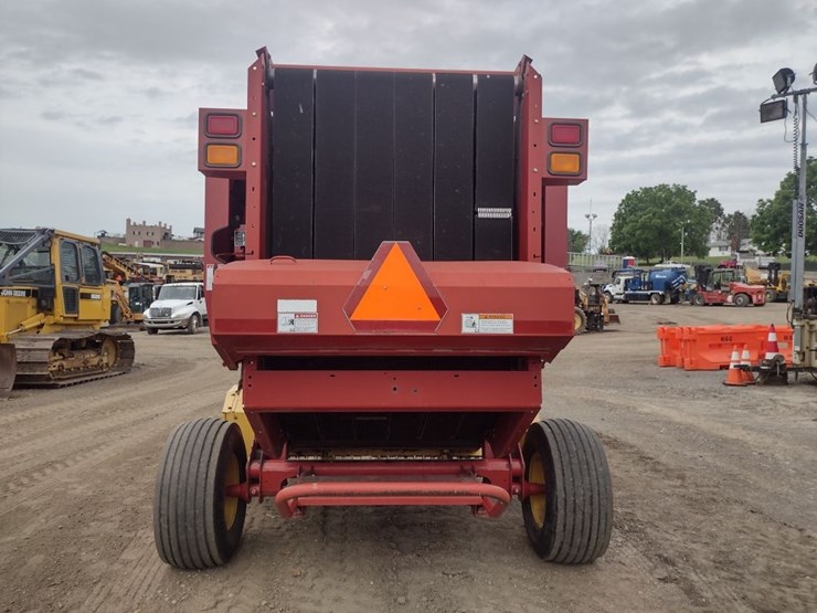 new-holland-br740-image-4