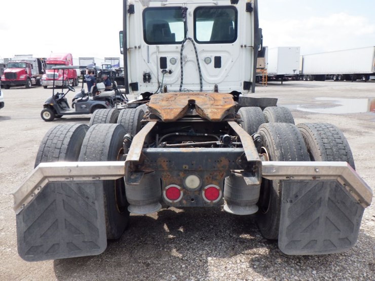 2013-freightliner-cascadia-125-image-10