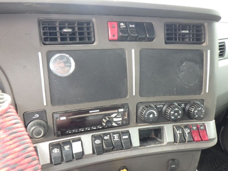 2015-kenworth-t880-image-16