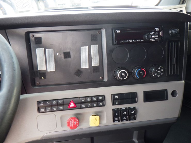 2021-freightliner-cascadia-126-image-20