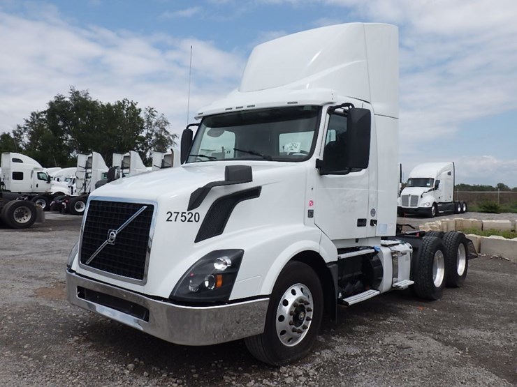 2017-volvo-vnl300-image-1