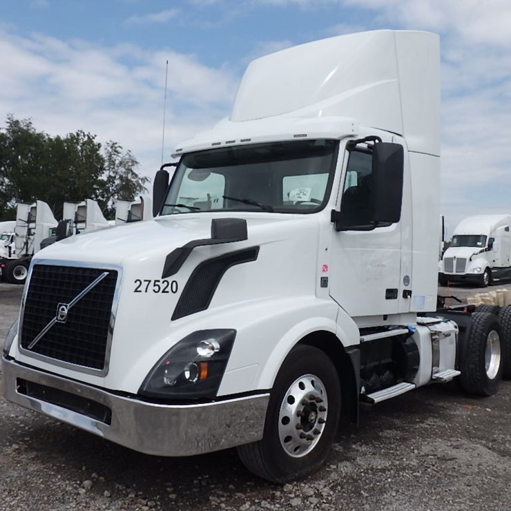 2017 VOLVO VNL300