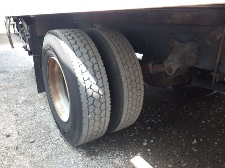 2016-freightliner-m2-106-image-7