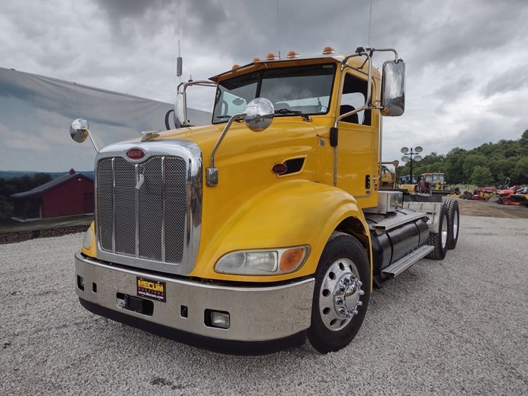peterbilt-384-image-44