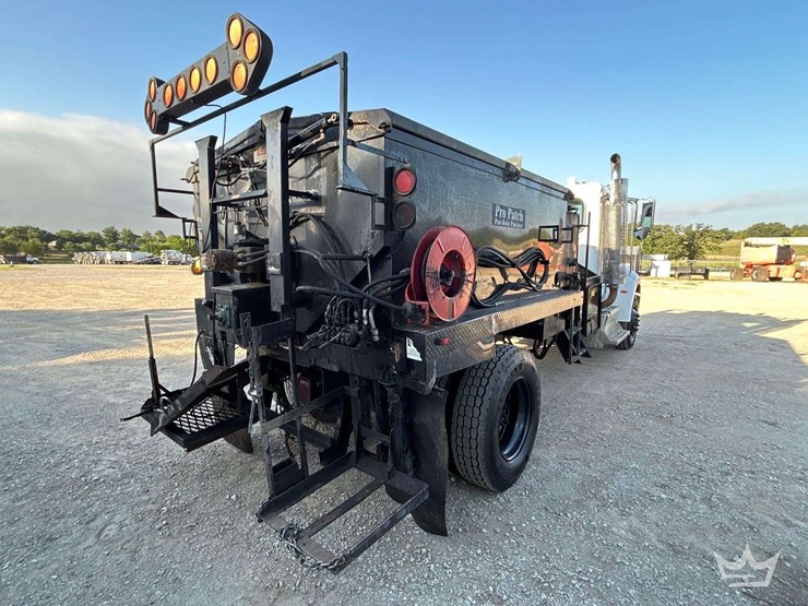 2011-peterbilt-337-image-3