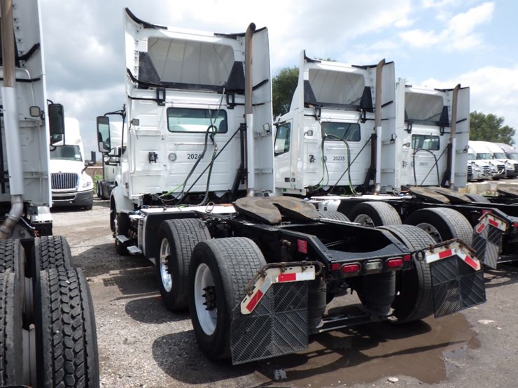 2020-volvo-vnr300-image-12
