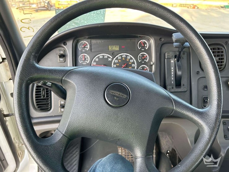 2010-freightliner-m2-106-image-15