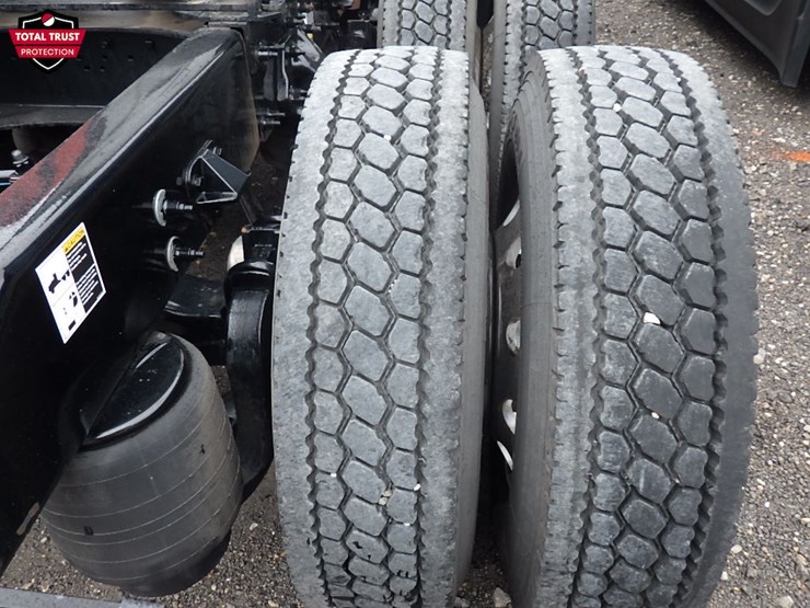 2023-peterbilt-579-image-9