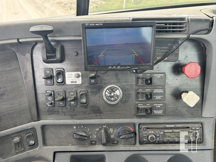 2005-freightliner-columbia-120-image-36