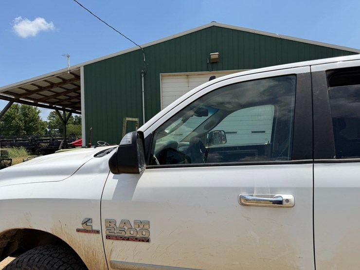 2015-dodge-2500-image-24