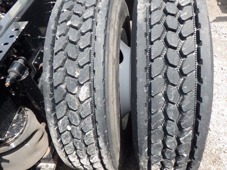 2020-volvo-vnr300-image-9