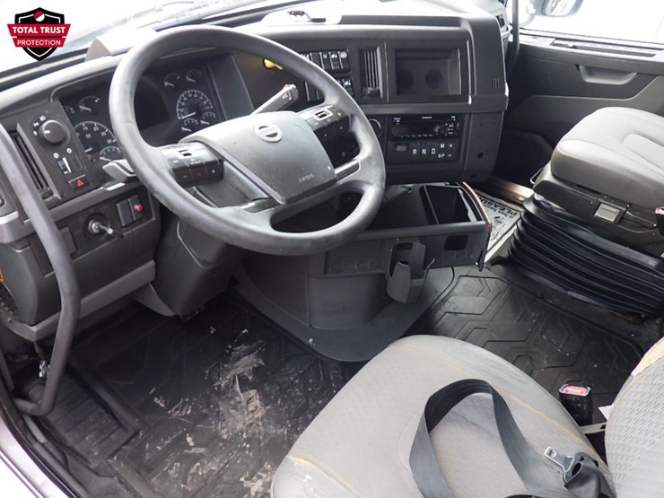 2019-volvo-vnl860-image-23