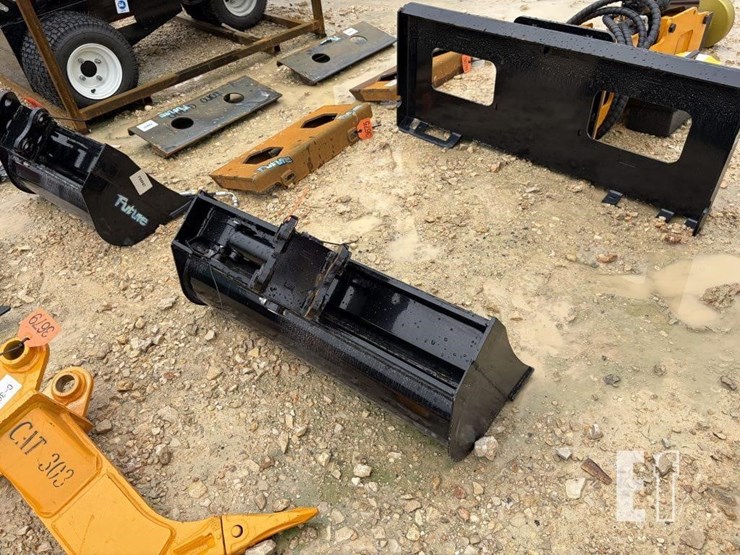 future-32"-hyd-tilting-excavator-bucket-image-3