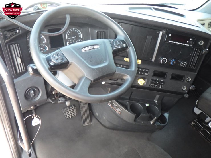 2023-freightliner-cascadia-126-image-16