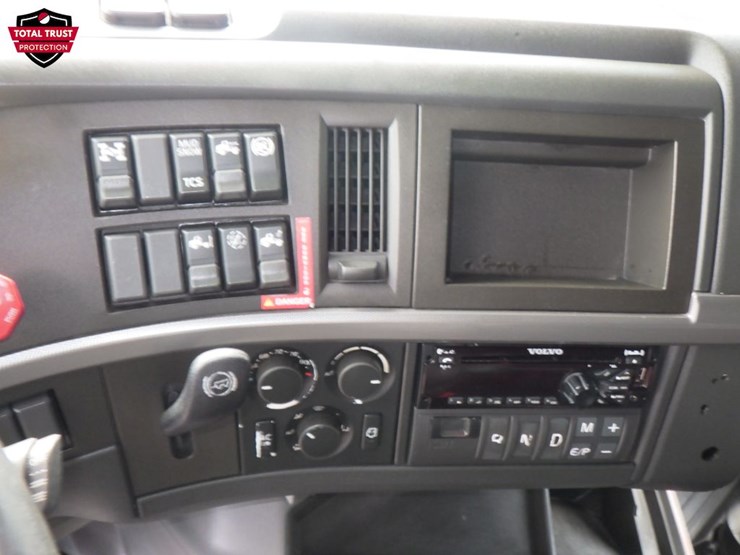2020-volvo-vnl860-image-22