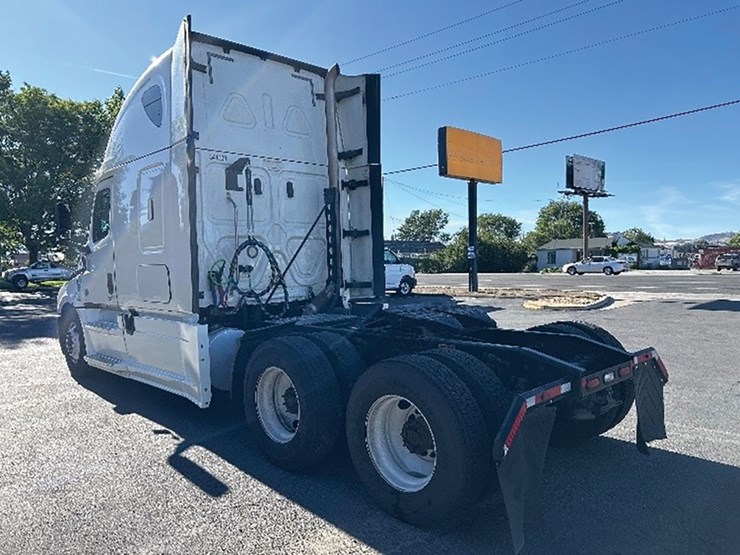 2020-freightliner-cascadia-126-image-2