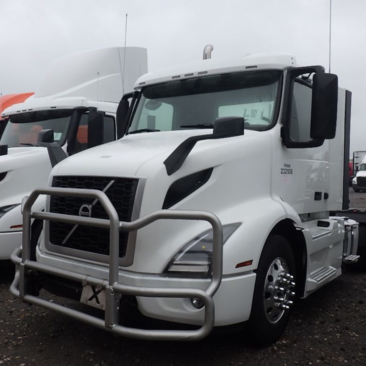 2024 VOLVO VNR300