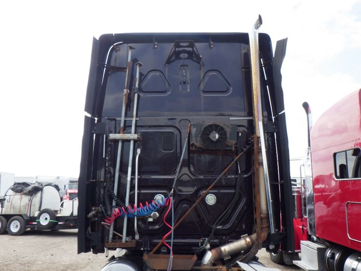 2011-freightliner-cascadia-125-image-19