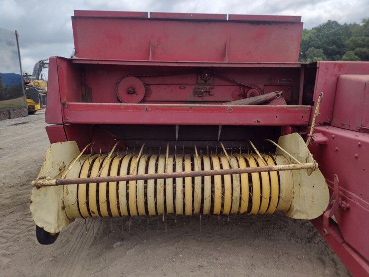 new-holland-320-image-12