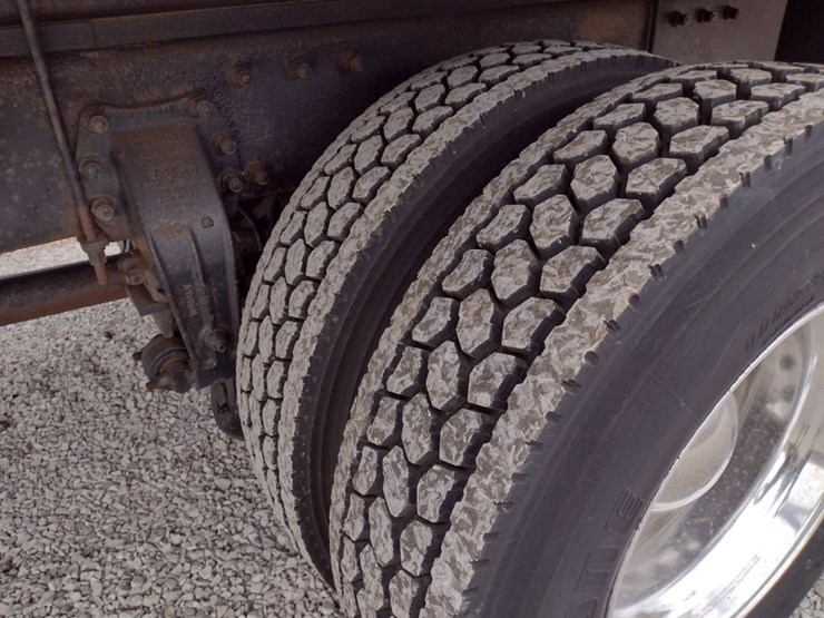 peterbilt-335-image-19