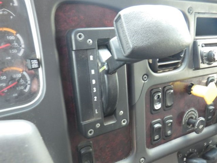 2018-freightliner-m2-106-image-24