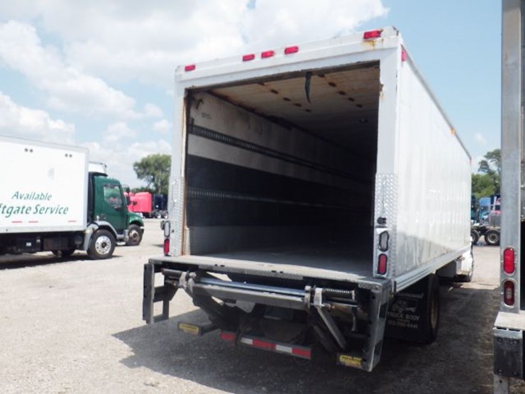 2018-freightliner-m2-106-image-13