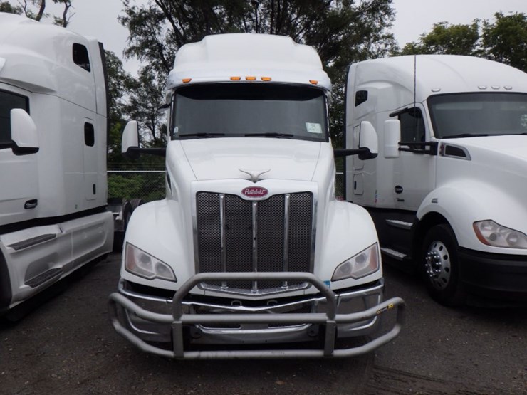 2022-peterbilt-579-image-2