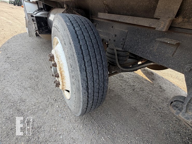 2004-freightliner-columbia-120-image-11