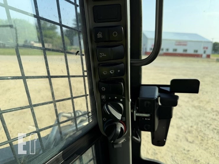 new-holland-l320-image-11
