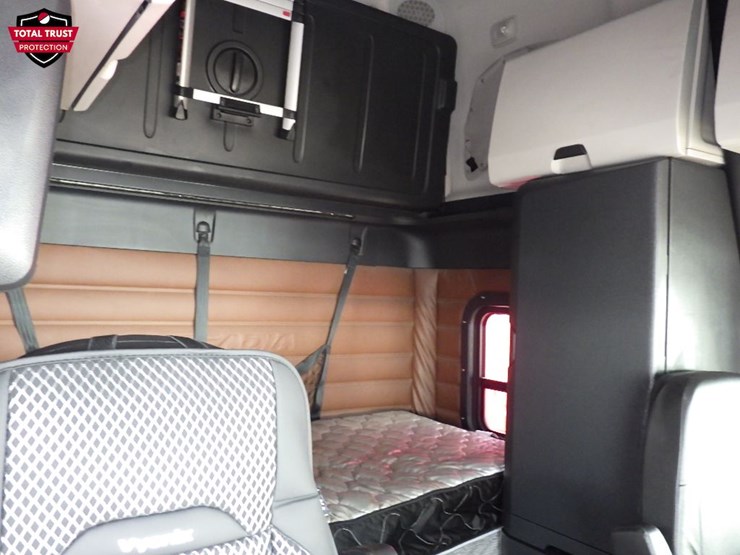 2019-freightliner-cascadia-126-image-4