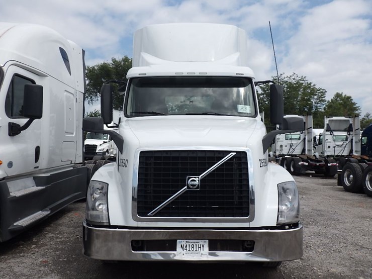 2016-volvo-vnl300-image-2