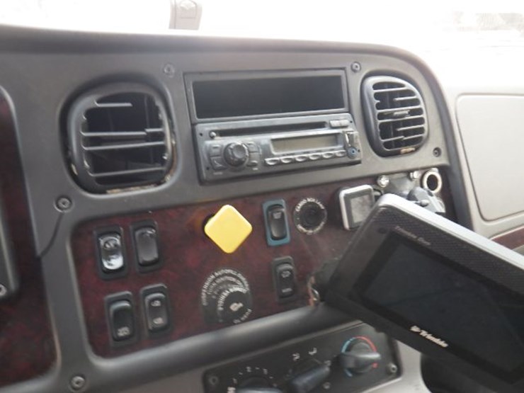 2018-freightliner-m2-106-image-25