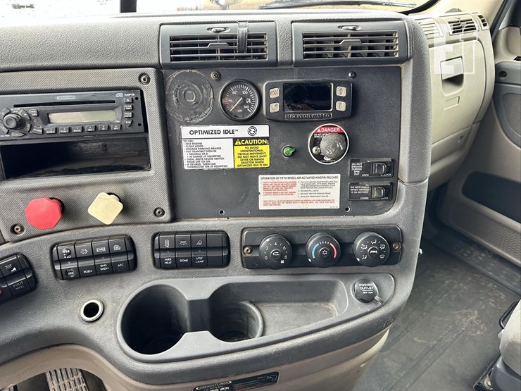 2014-freightliner-cascadia-125-image-26