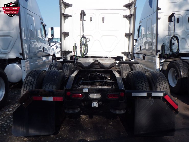 2022-freightliner-cascadia-126-image-8