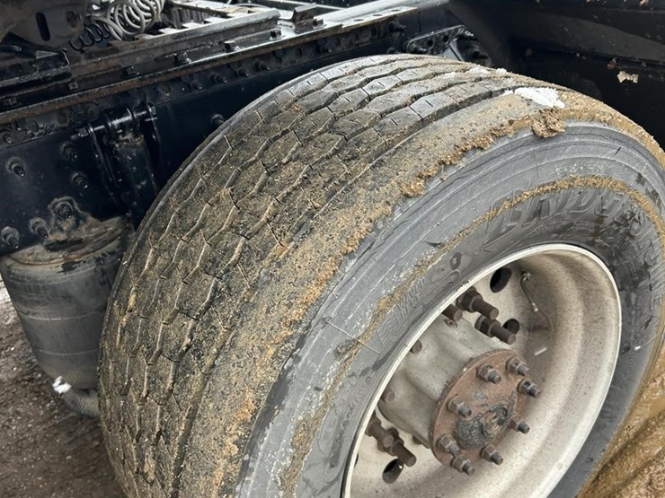 2015-volvo-vnm62t630-image-8