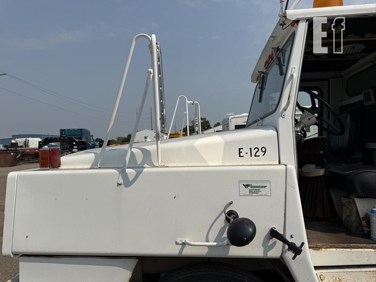 mobil-athey-street-sweeper-8401-image-34