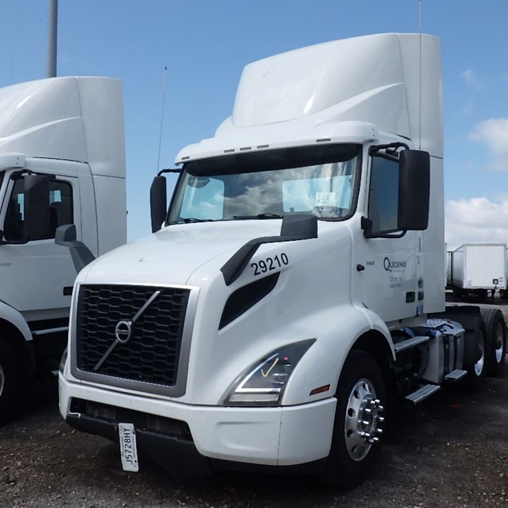 2019 VOLVO VNR300