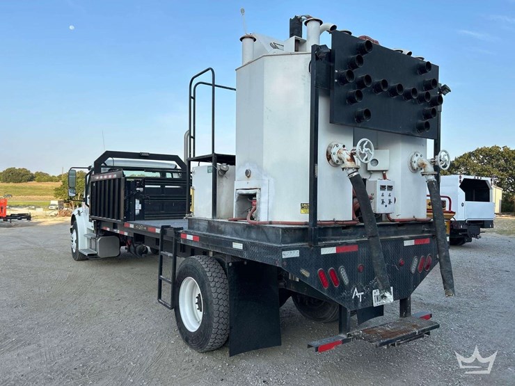 2010-freightliner-m2-106-image-2