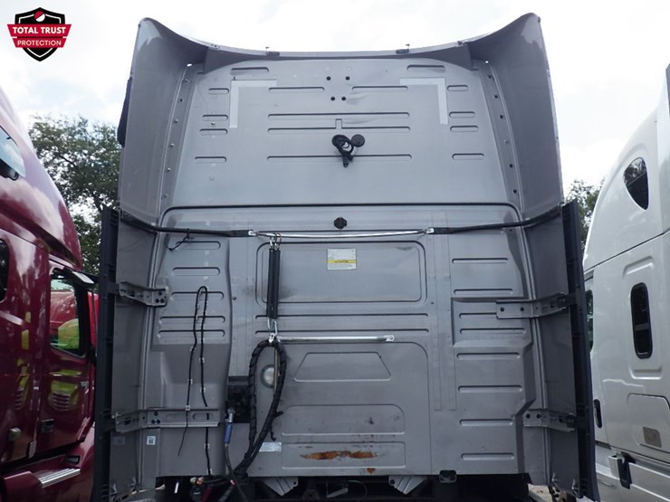 2019-volvo-vnl860-image-15