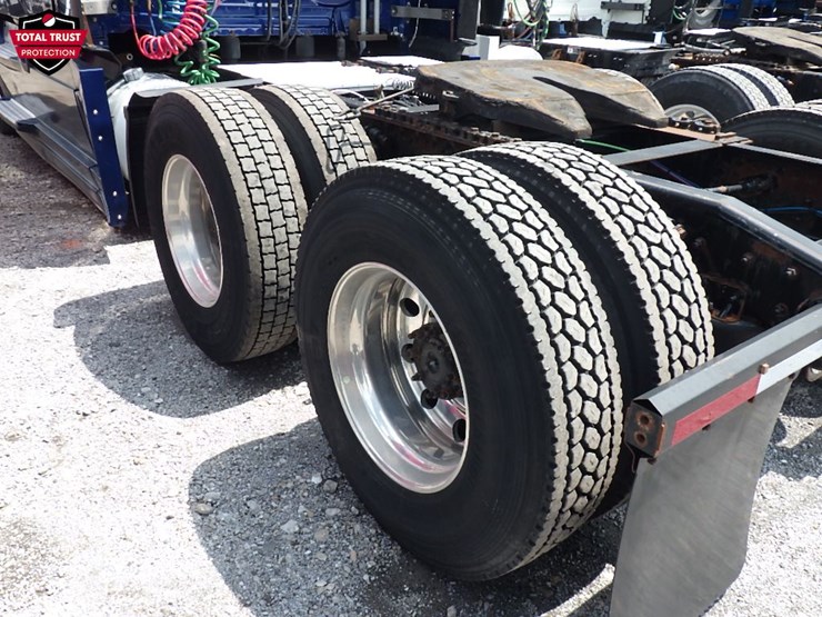 2019-freightliner-cascadia-126-image-15