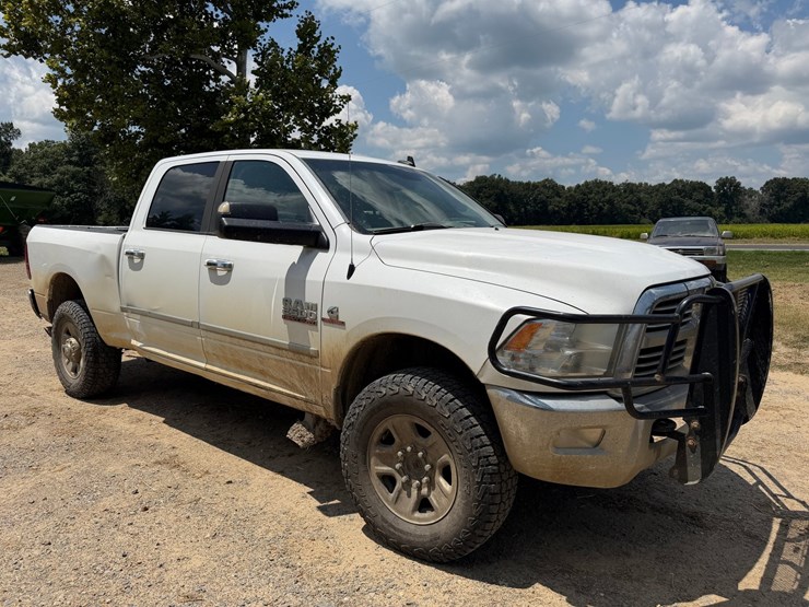 2015-dodge-2500-image-2