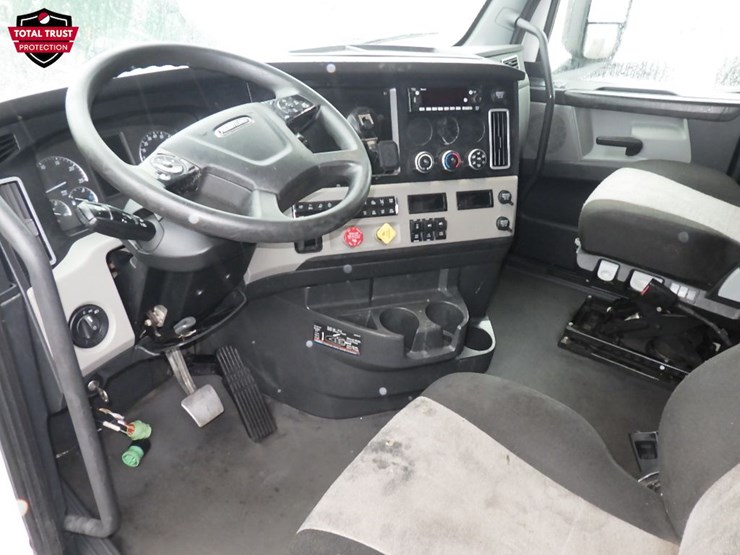 2023-freightliner-cascadia-126-image-19